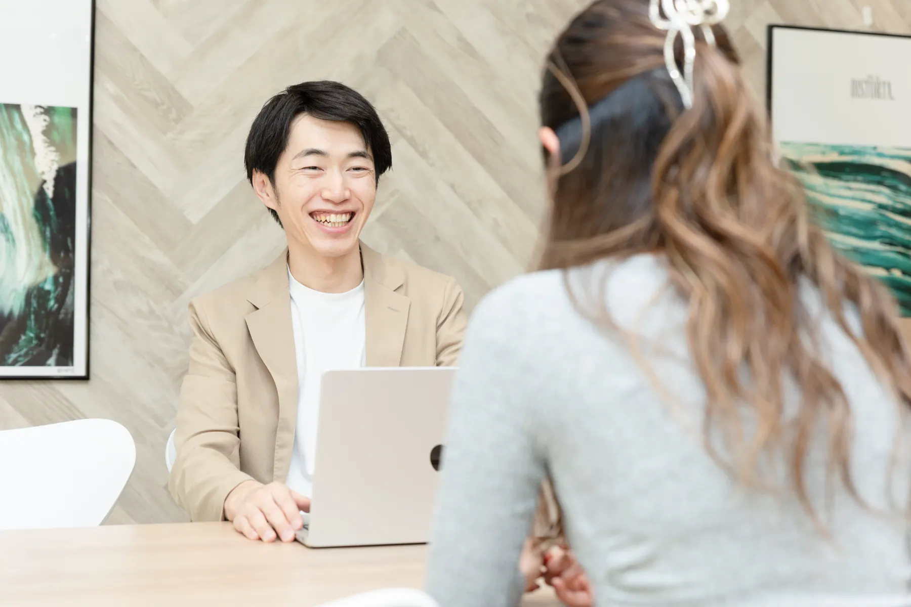 代表と女性が話している様子